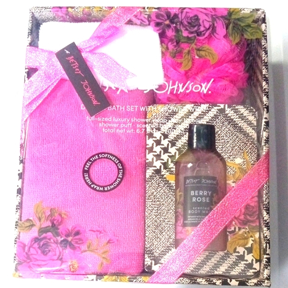 BETSEY JOHNSON Floral Pink Bath Set with Berry Rose Body Wash